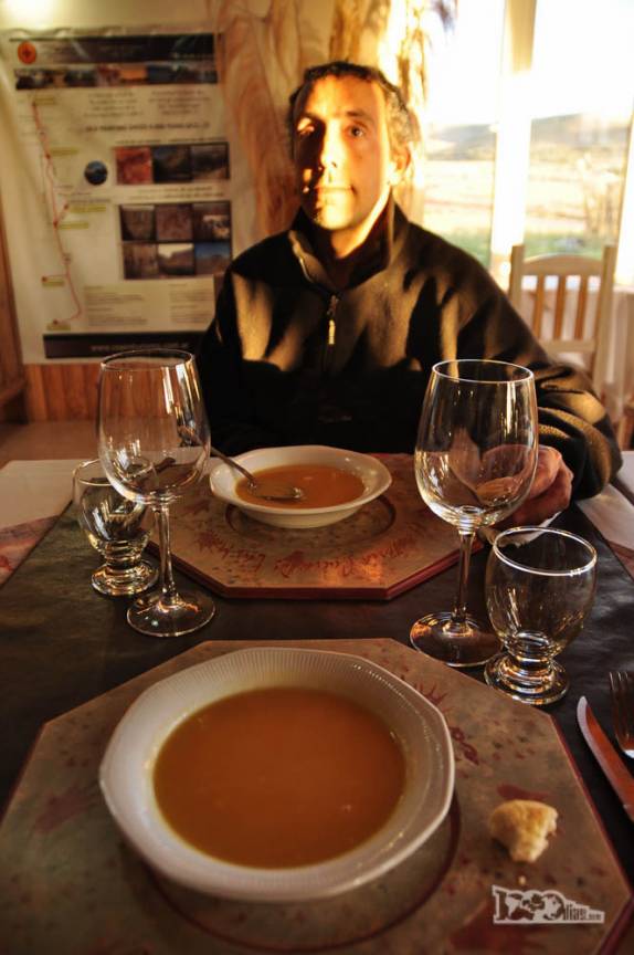 Jantar com sopa e vinho no restaurante da Estancia Cueva de Las Manos, na patagonia argentina